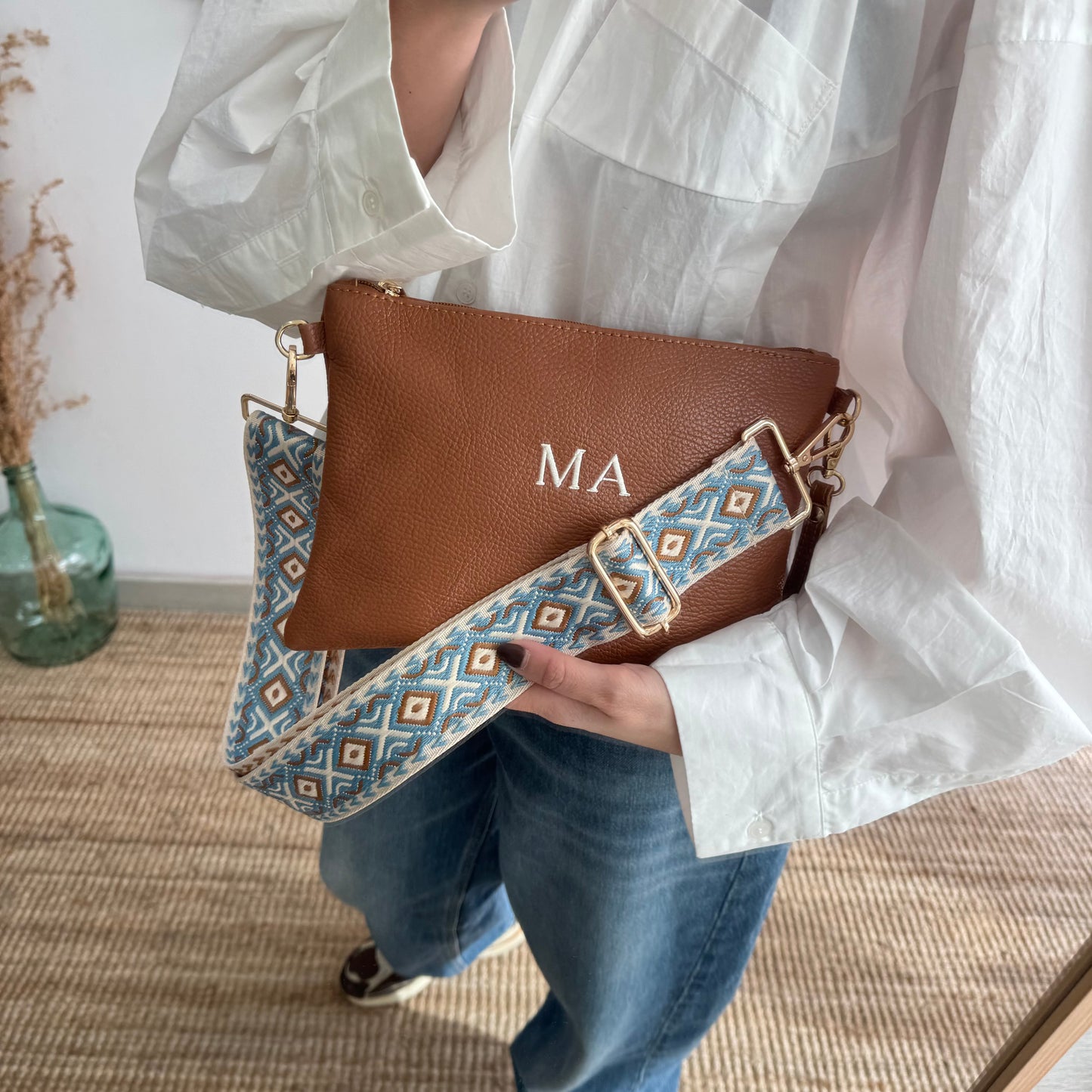 Bolso piel bandolera iniciales bordadas camel