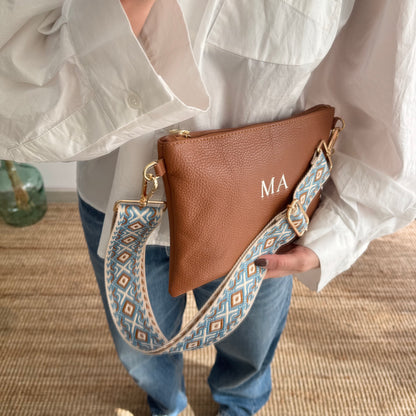 Bolso piel bandolera iniciales bordadas camel