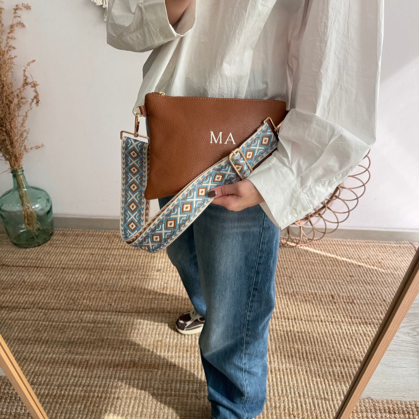 Bolso piel bandolera iniciales bordadas camel