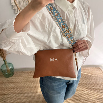 Bolso piel bandolera iniciales bordadas camel