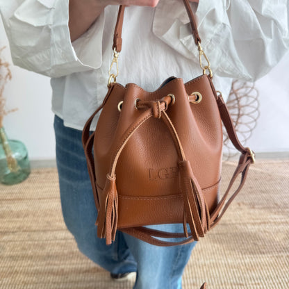 Bolso bucket piel camel pompón iniciales bordadas