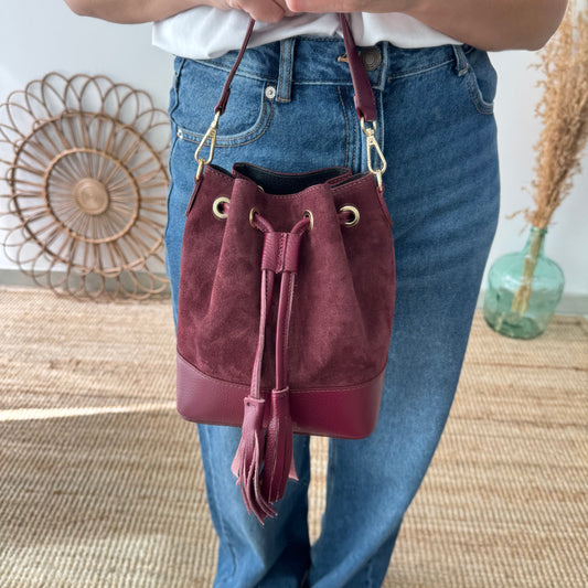 Bolso bucket serraje y piel granate pompón iniciales bordadas