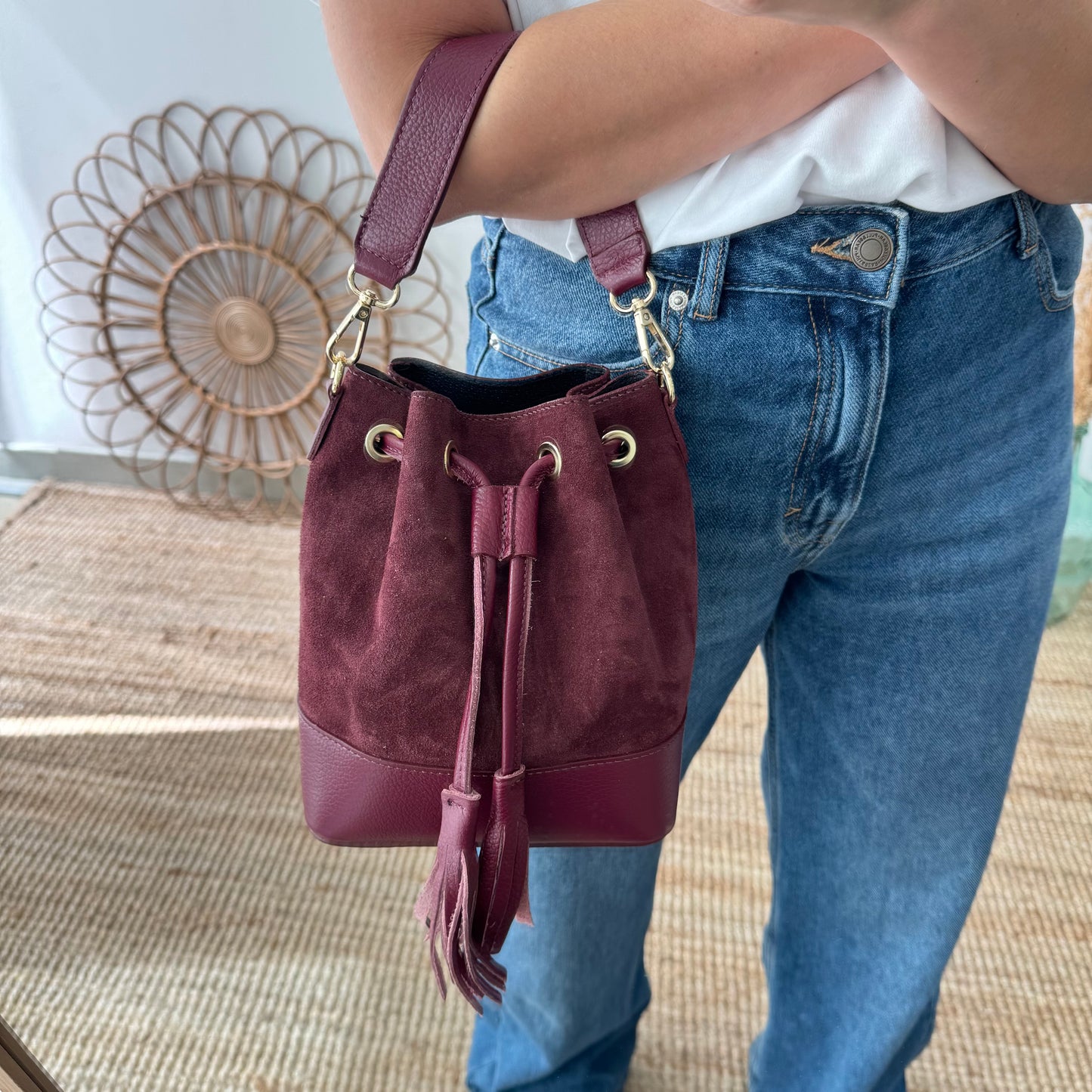 Bolso bucket serraje y piel granate pompón iniciales bordadas