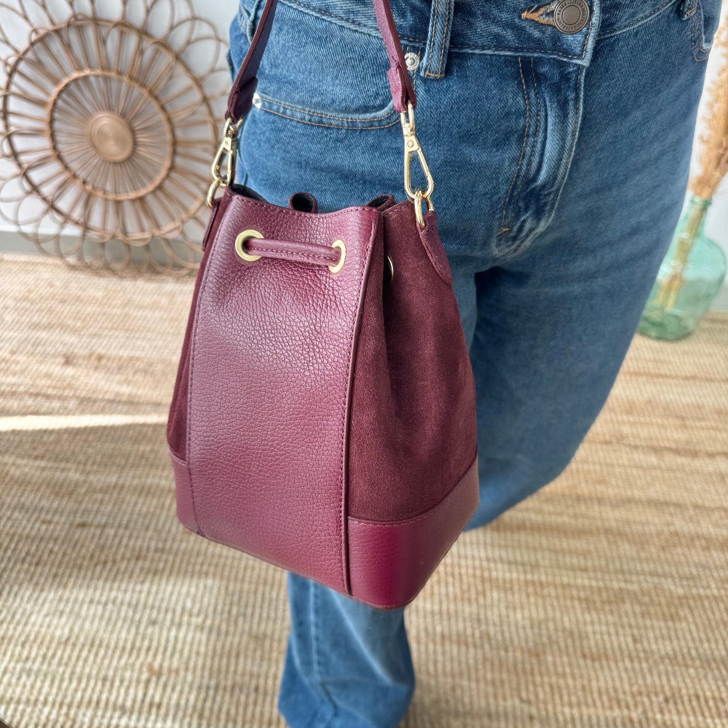 Bolso bucket serraje y piel granate pompón iniciales bordadas