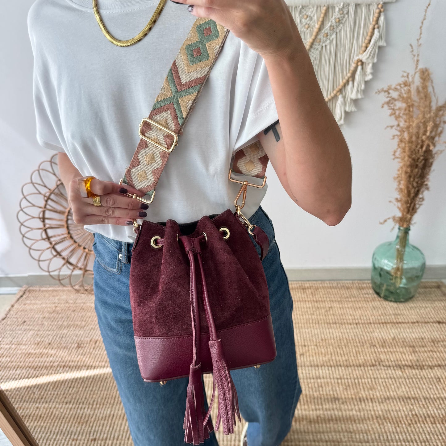 Bolso bucket serraje y piel granate pompón iniciales bordadas