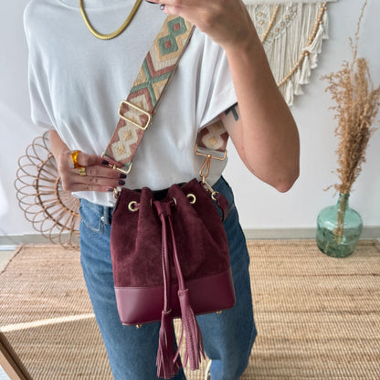 Bolso bucket serraje y piel granate pompón iniciales bordadas