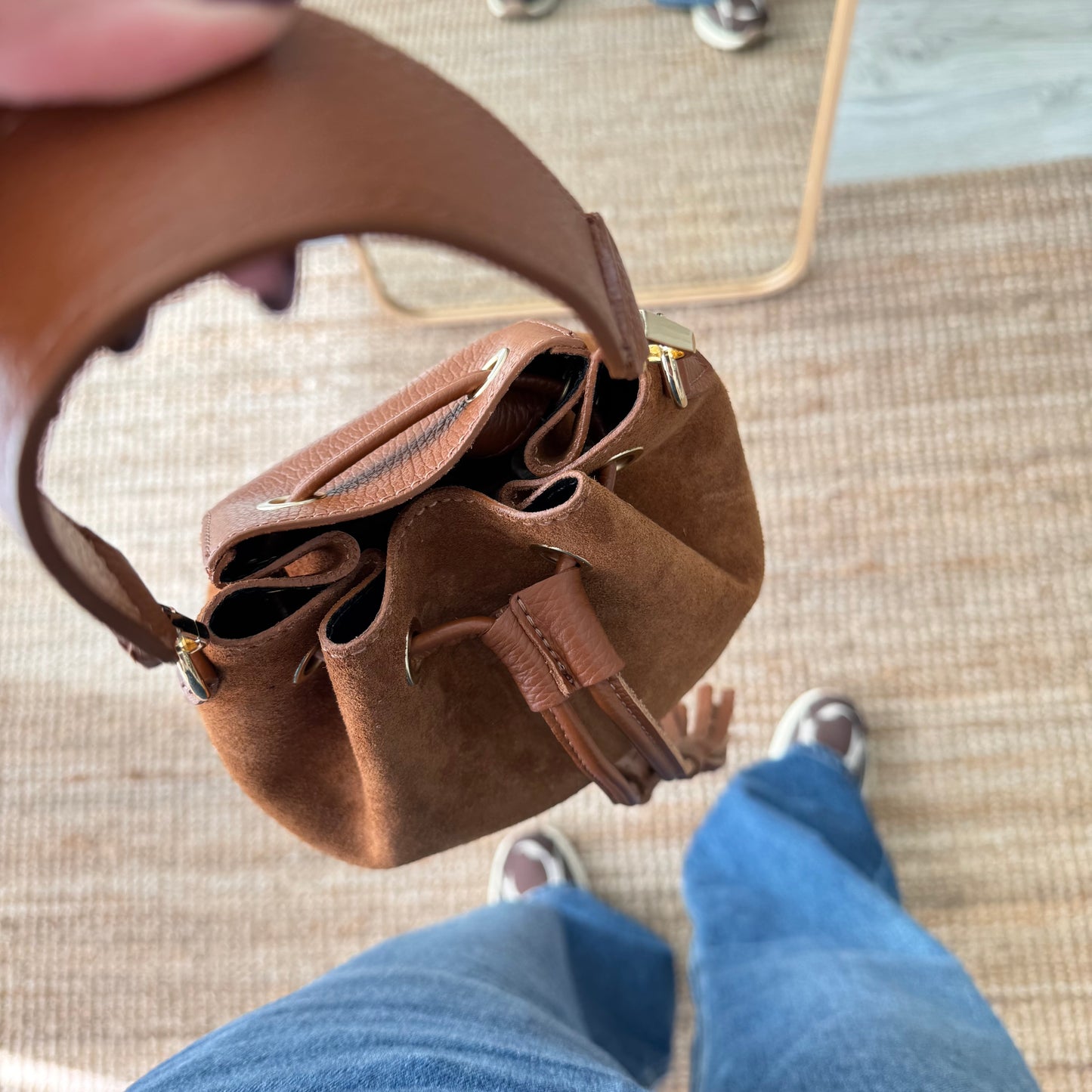 Bolso bucket serraje y piel camel pompón iniciales bordadas