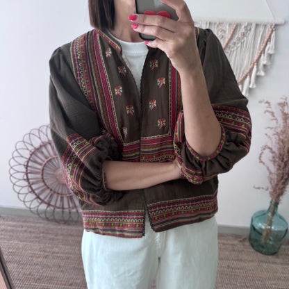 Chaqueta kimono corta marrón con bordados