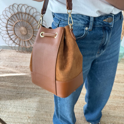 Bolso bucket serraje y piel camel pompón iniciales bordadas