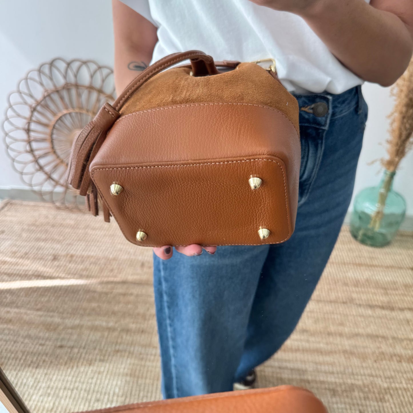 Bolso bucket serraje y piel camel pompón iniciales bordadas