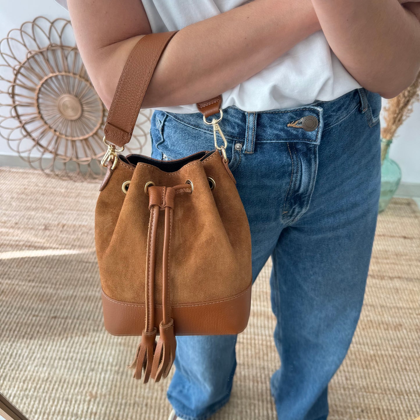 Bolso bucket serraje y piel camel pompón iniciales bordadas