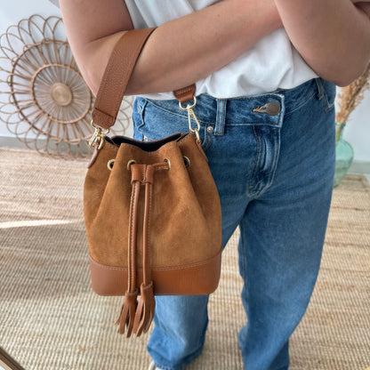 Bolso bucket serraje y piel camel pompón iniciales bordadas