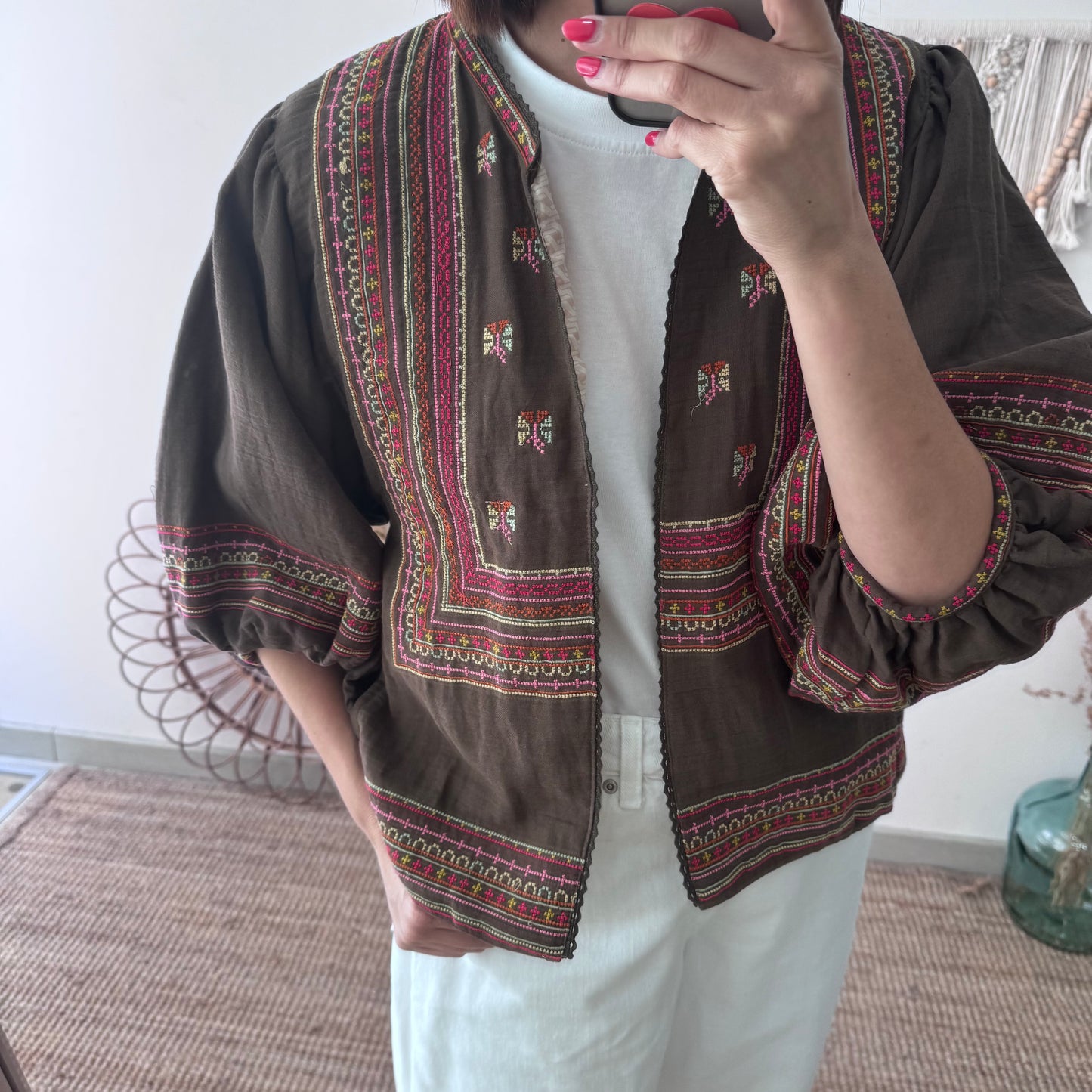 Chaqueta kimono corta marrón con bordados