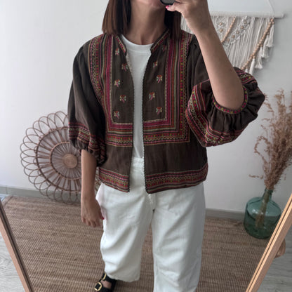 Chaqueta kimono corta marrón con bordados