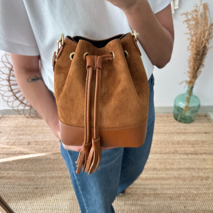Bolso bucket serraje y piel camel pompón iniciales bordadas