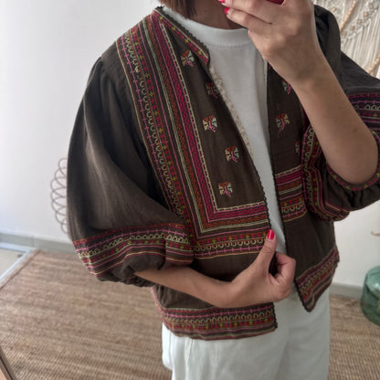 Chaqueta kimono corta marrón con bordados