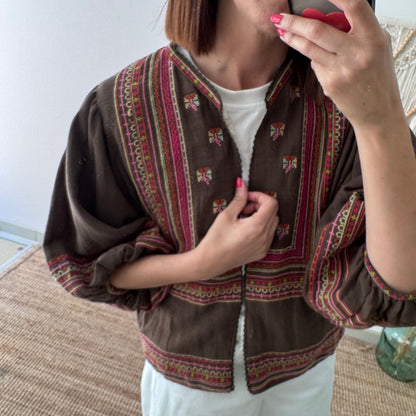 Chaqueta kimono corta marrón con bordados