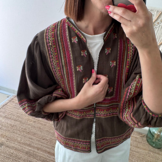 Chaqueta kimono corta marrón con bordados