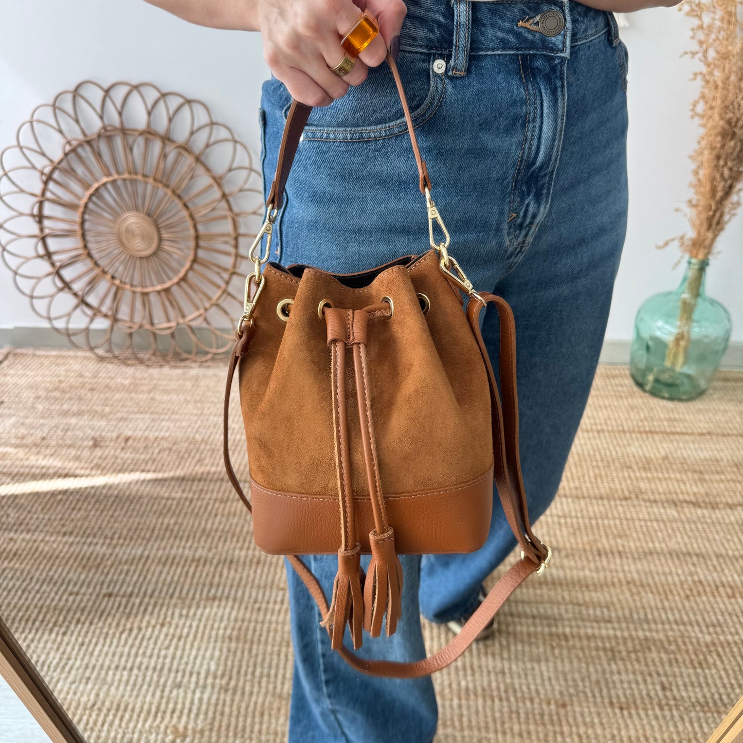 Bolso bucket serraje y piel camel pompón iniciales bordadas