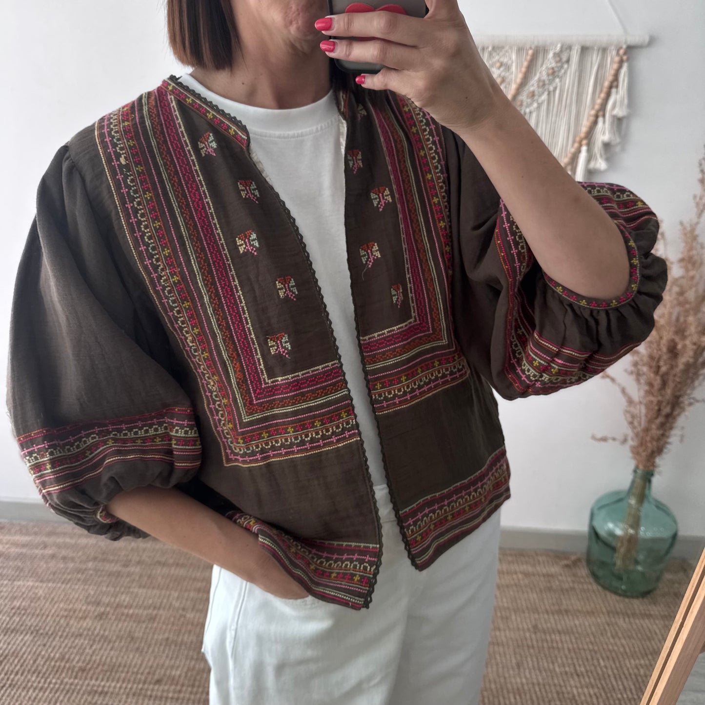 Chaqueta kimono corta marrón con bordados