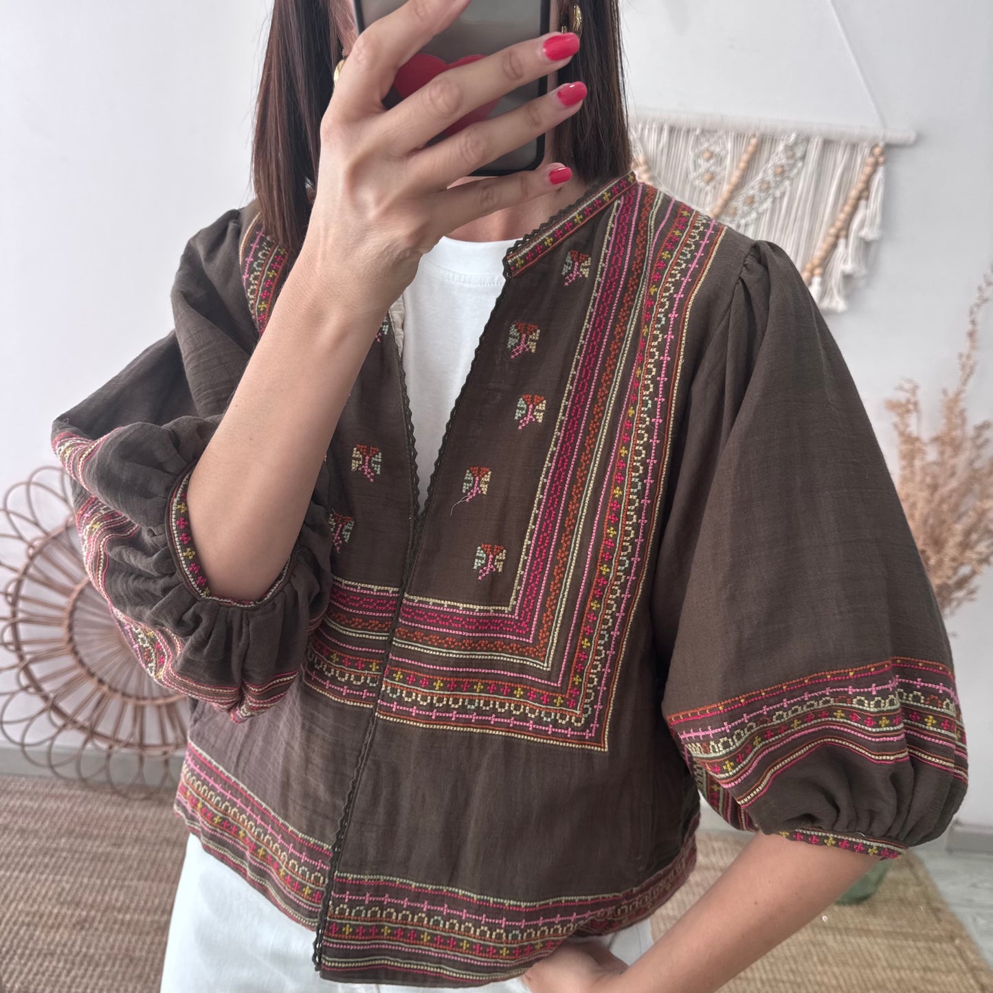Chaqueta kimono corta marrón con bordados