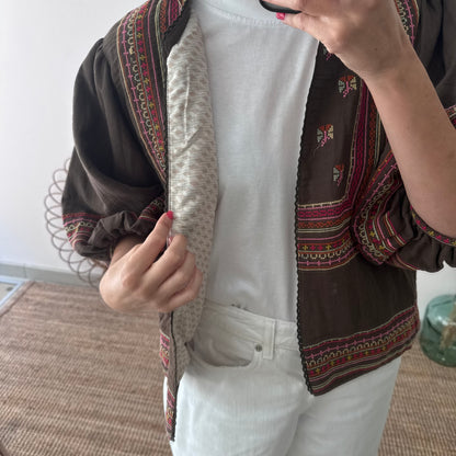 Chaqueta kimono corta marrón con bordados