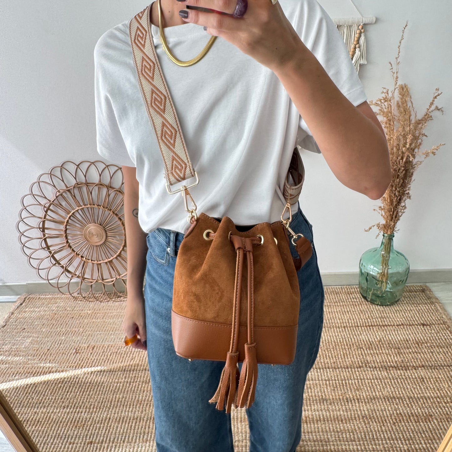 Bolso bucket serraje y piel camel pompón iniciales bordadas
