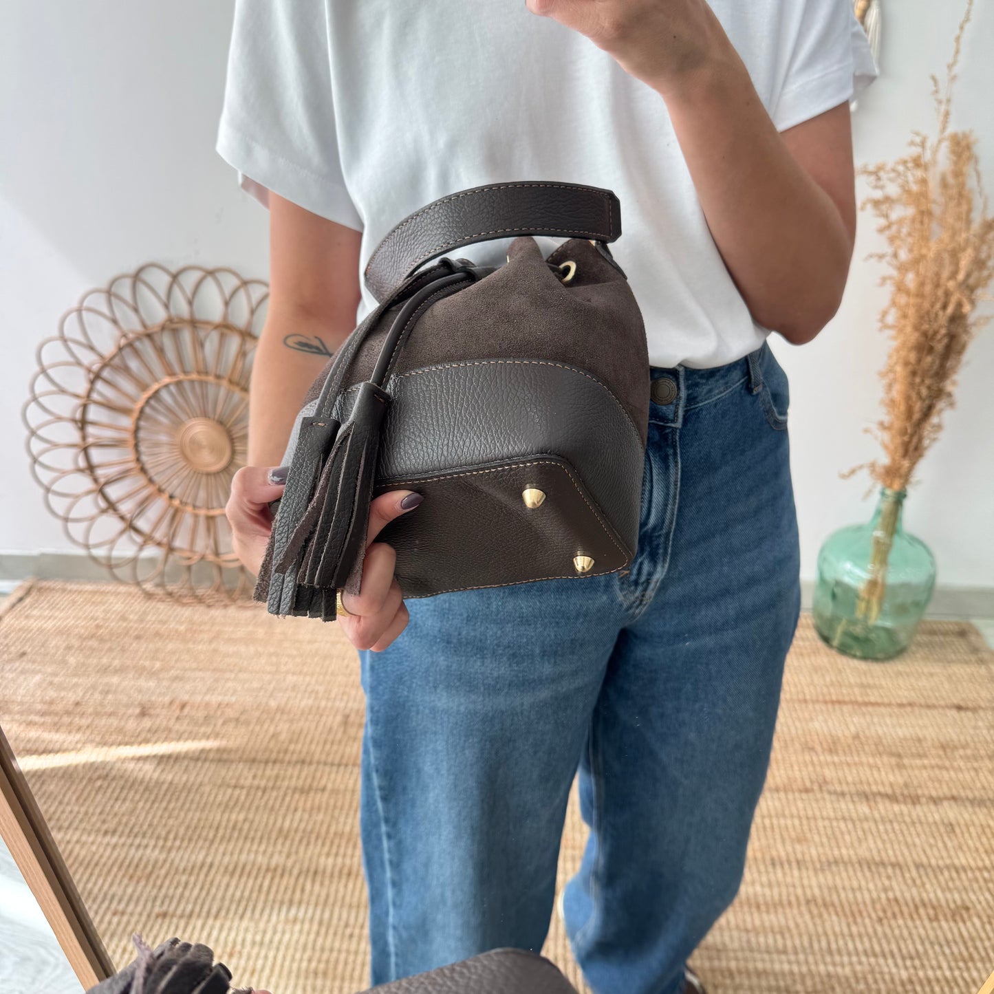 Bolso bucket serraje y piel marrón pompón iniciales bordadas