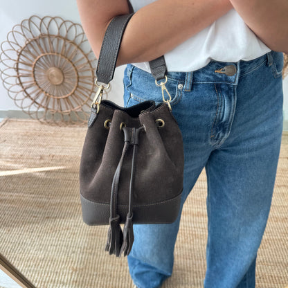 Bolso bucket serraje y piel marrón pompón iniciales bordadas