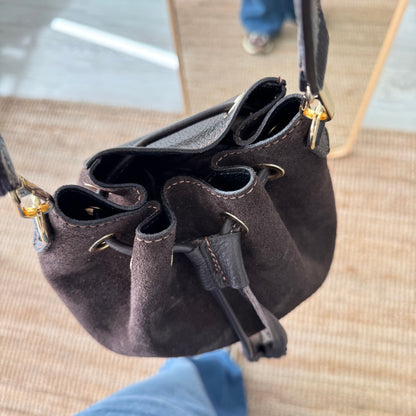 Bolso bucket serraje y piel marrón pompón iniciales bordadas