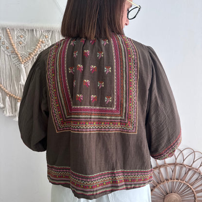 Chaqueta kimono corta marrón con bordados