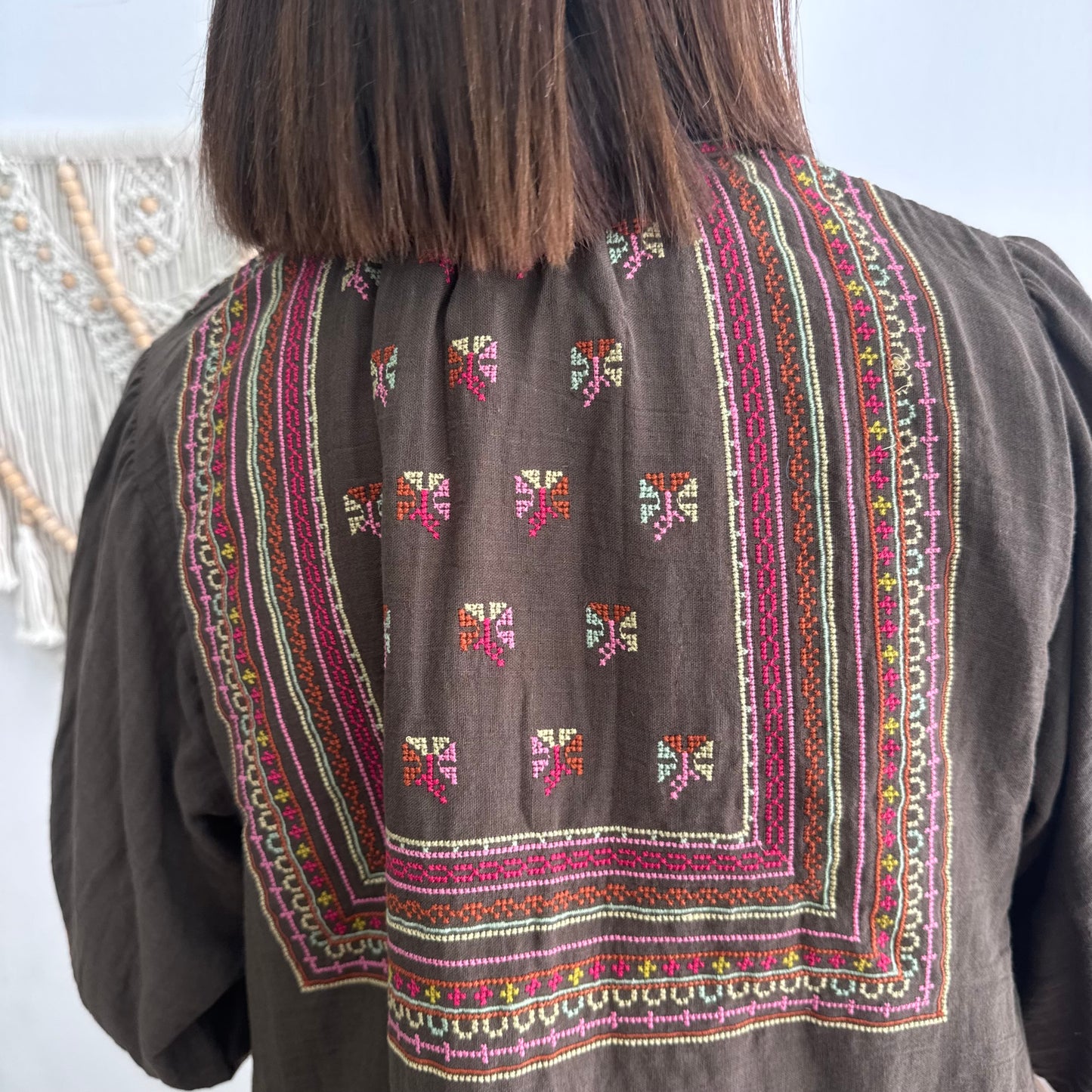 Chaqueta kimono corta marrón con bordados