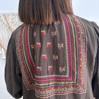 Chaqueta kimono corta marrón con bordados