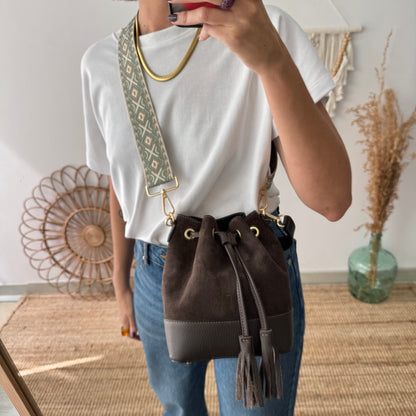 Bolso bucket serraje y piel marrón pompón iniciales bordadas