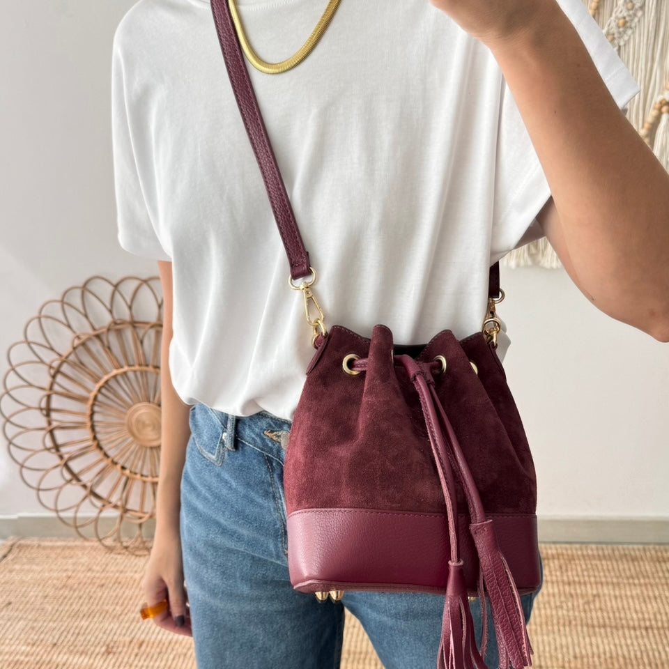 Bolso bucket serraje y piel granate pompón iniciales bordadas