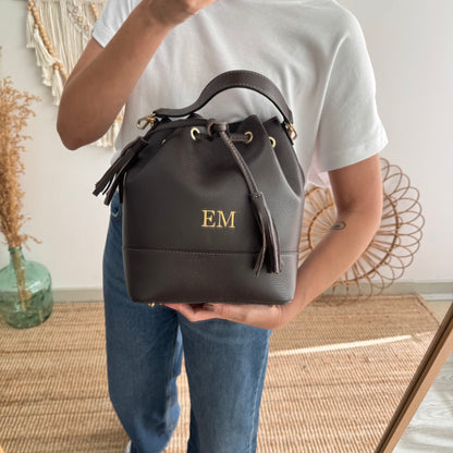 Bolso bucket piel marrón grande pompón iniciales bordadas