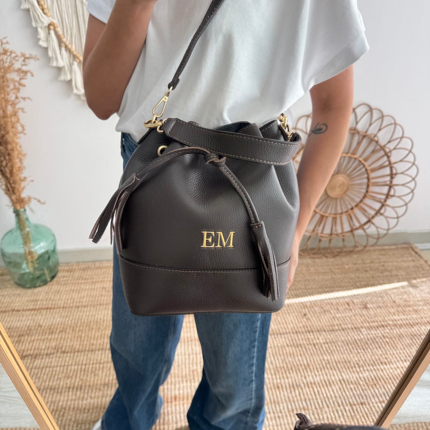 Bolso bucket piel marrón grande pompón iniciales bordadas