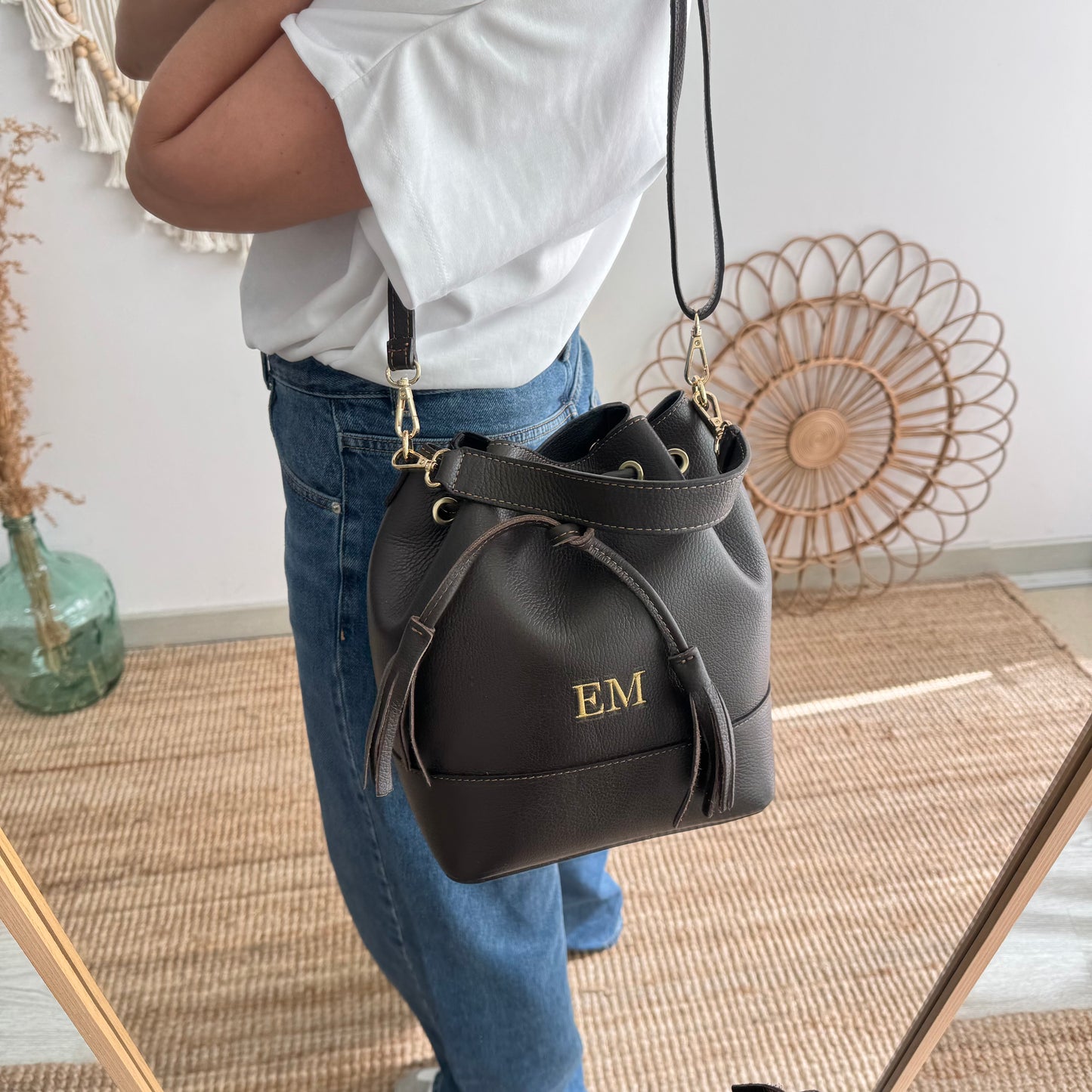 Bolso bucket piel marrón grande pompón iniciales bordadas