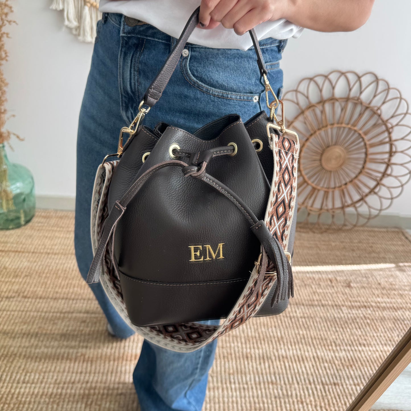 Bolso bucket piel marrón grande pompón iniciales bordadas