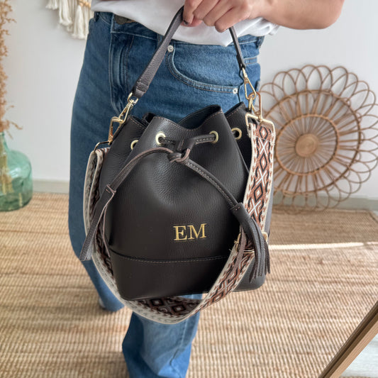 Bolso bucket piel marrón grande pompón iniciales bordadas