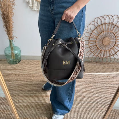 Bolso bucket piel marrón grande pompón iniciales bordadas
