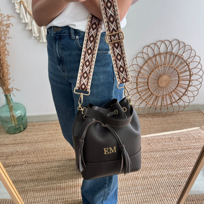 Bolso bucket piel marrón grande pompón iniciales bordadas