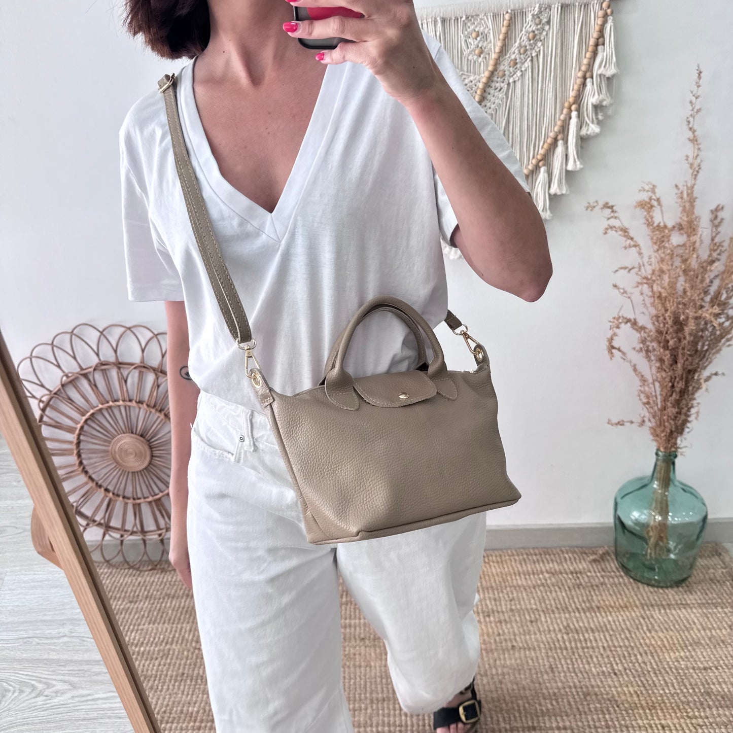 Bolso ovalado piel taupe solapa iniciales bordadas