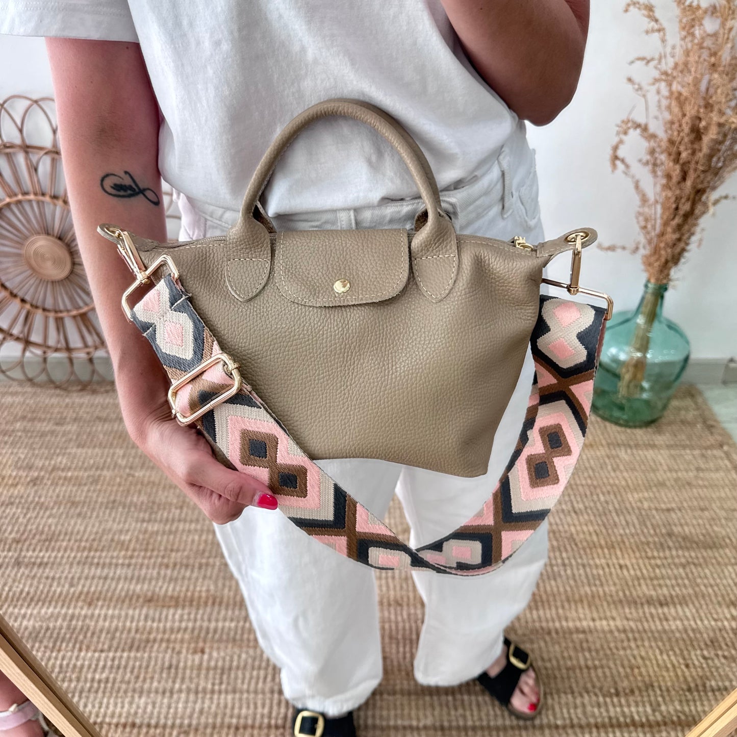 Bolso ovalado piel taupe solapa iniciales bordadas