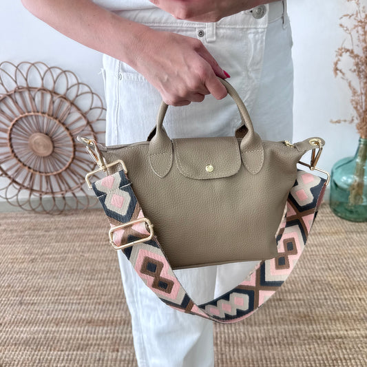 Bolso ovalado piel taupe solapa iniciales bordadas