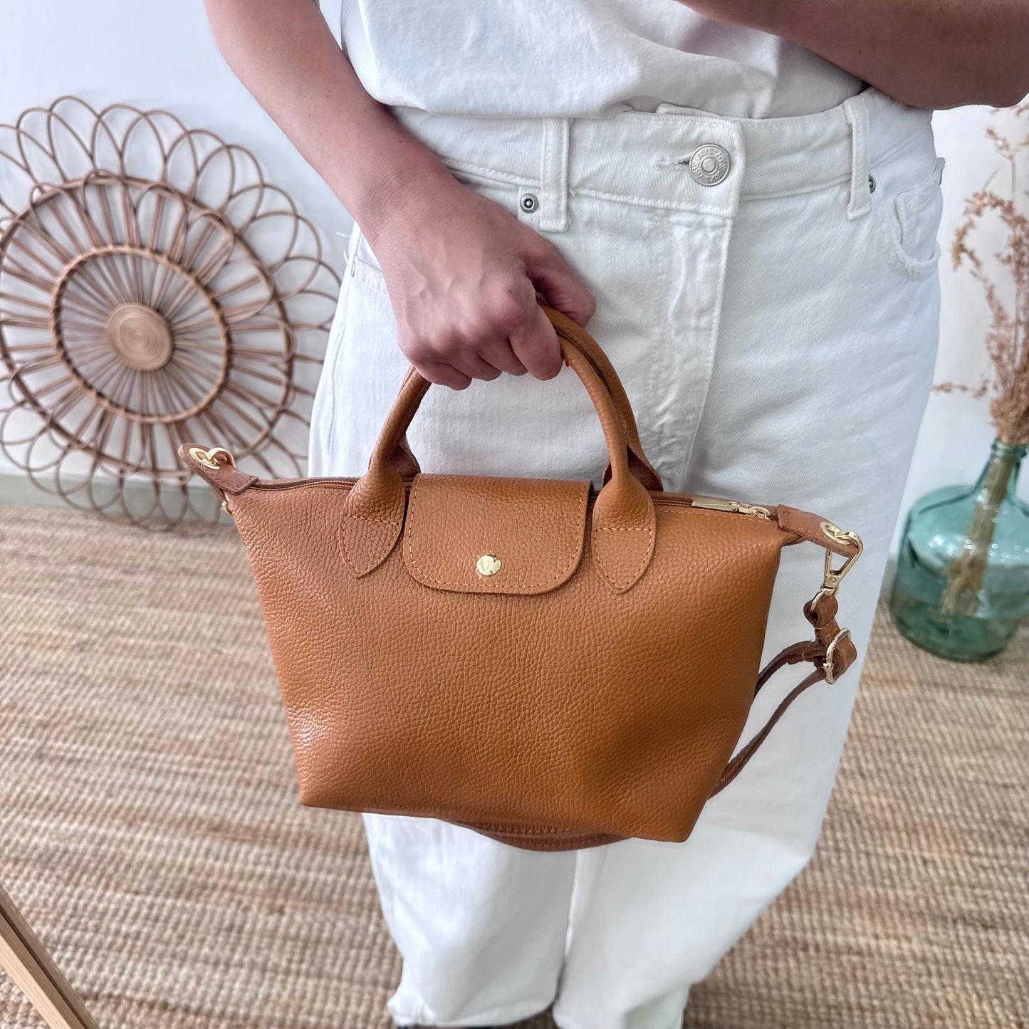 Bolso ovalado piel camel solapa iniciales bordadas