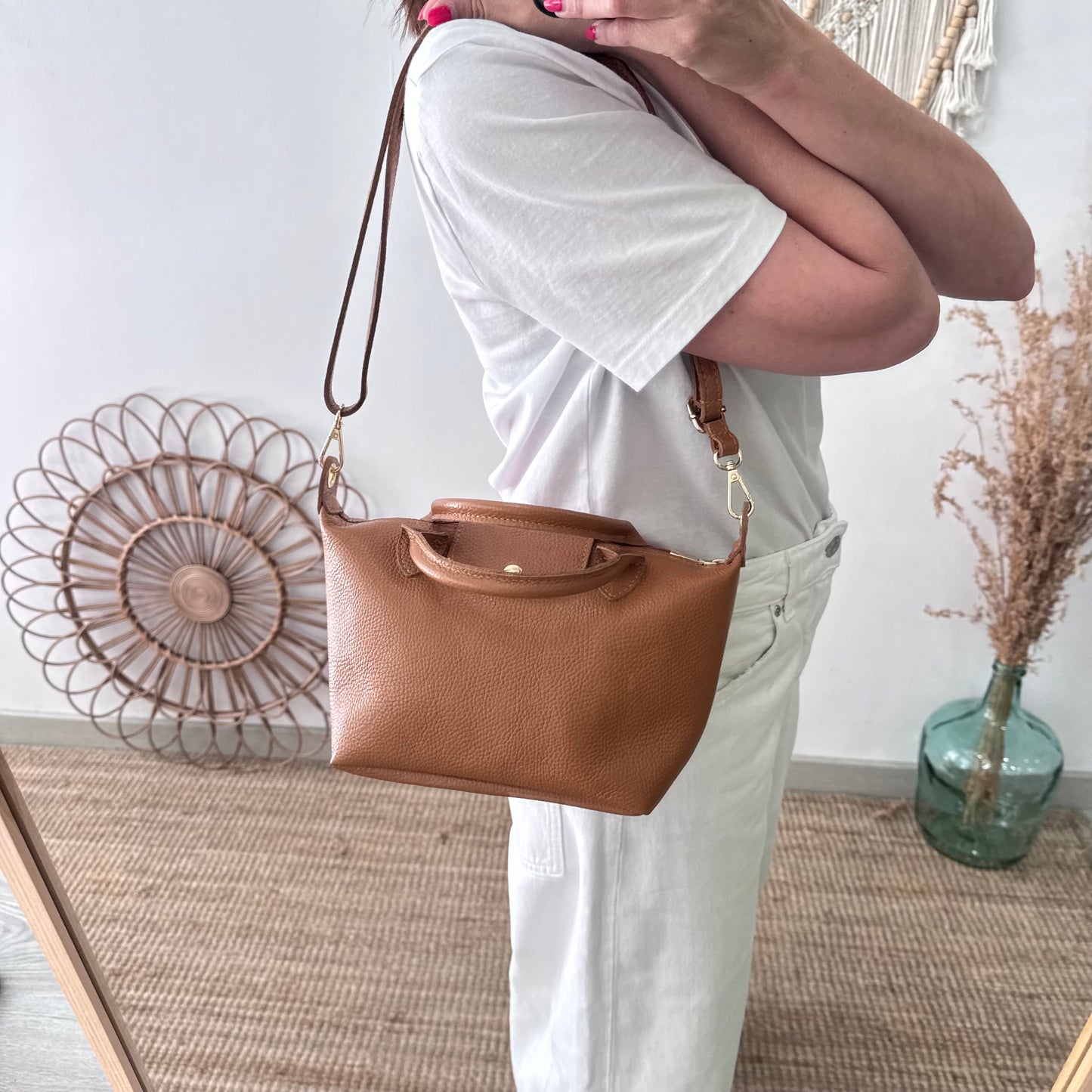 Bolso ovalado piel camel solapa iniciales bordadas