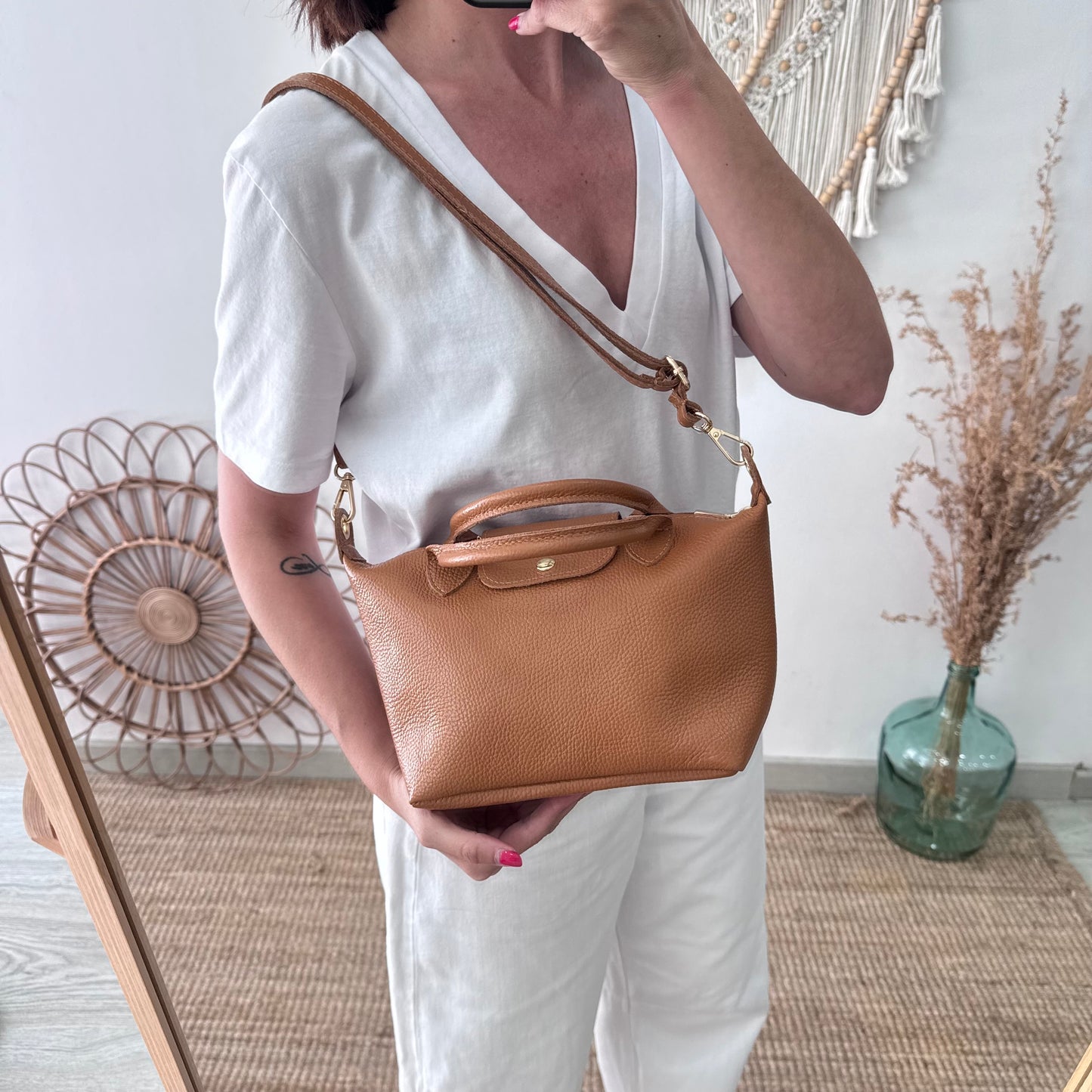 Bolso ovalado piel camel solapa iniciales bordadas