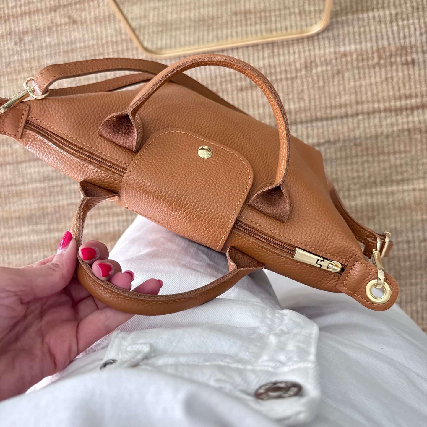 Bolso ovalado piel camel solapa iniciales bordadas