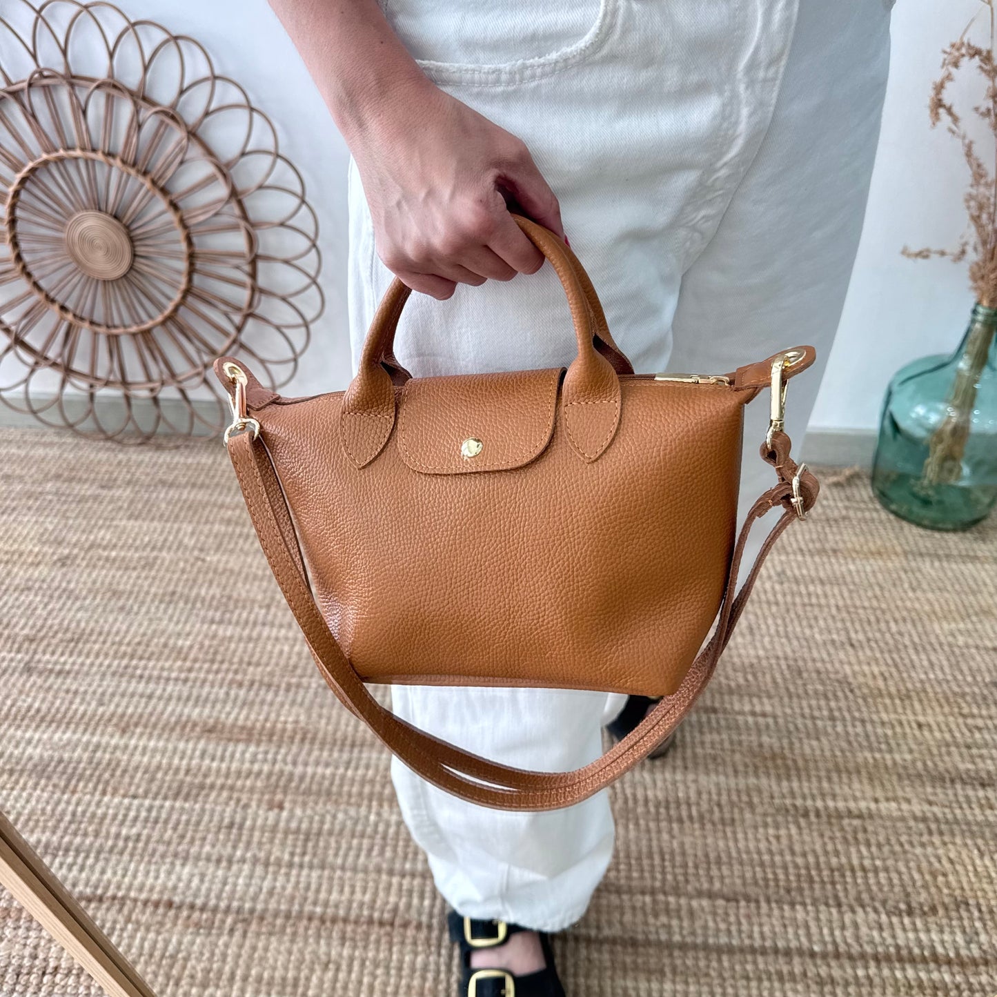 Bolso ovalado piel camel solapa iniciales bordadas
